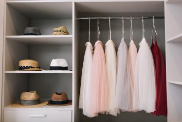 Nowoczesne inspiracje na szafy przesuwne - odkryj najnowsze trendy w designie wnętrz